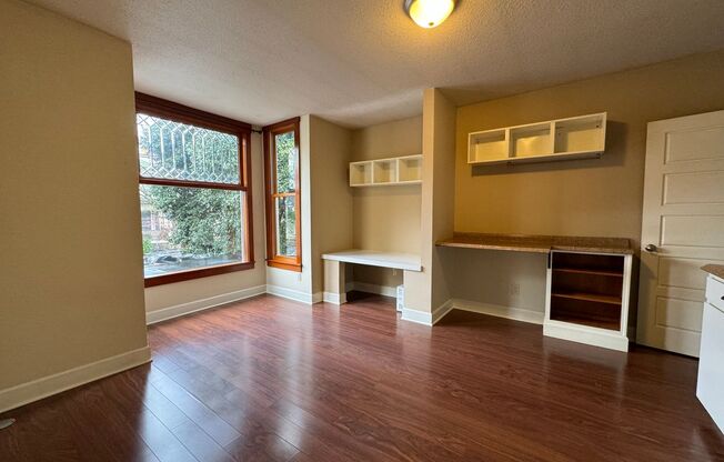 2154 NW Everett Street Unit A ~ Bright & Cozy Unit!