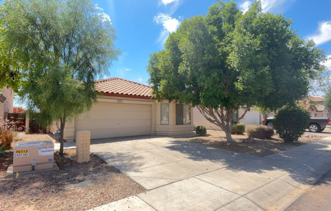 HOME IN AVONDALE WITH LAKE VIEW!!!