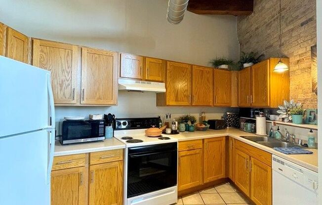 2 beds, 2 baths, 1,025 sqft, $1,975, Unit 308