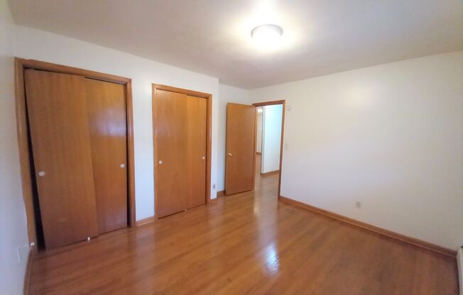 2 beds, 1 bath, 903 sqft, $1,190, Unit E-4
