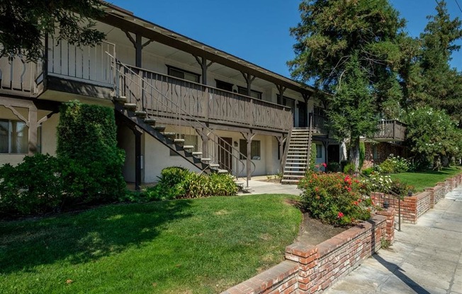 Courtyard With Green Space at Scottsmen Too Apartments, Clovis