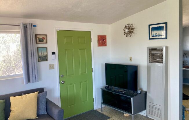 2 beds, 1 bath, $2,000