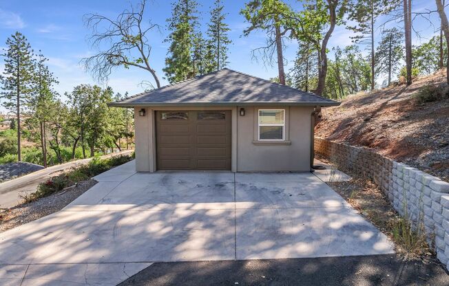 1 Bedroom House in Paradise! Close to Skyway and Shopping!