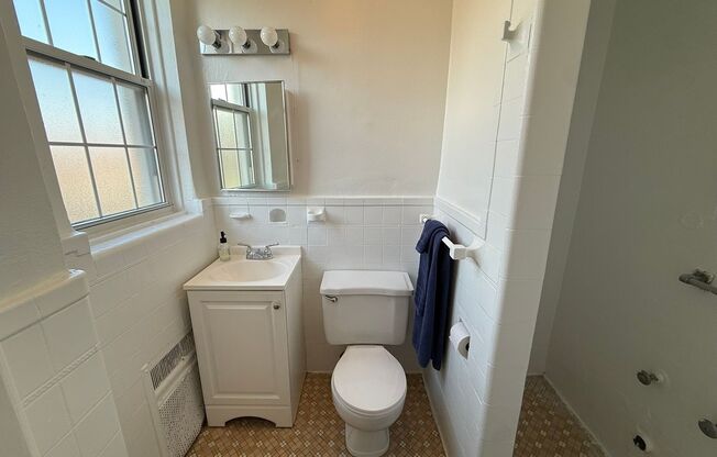 2 beds, 2 baths, 1,303 sqft, $3,000, Unit New King Edward  607