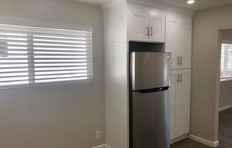 2 beds, 1 bath, $2,200, Unit B