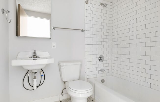 2 beds, 1 bath, 700 sqft, $1,617, Unit 102