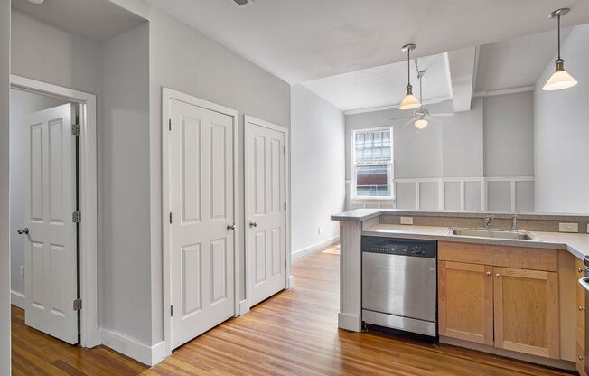 2 beds, 2 baths, 914 sqft, $1,650, Unit APT 32