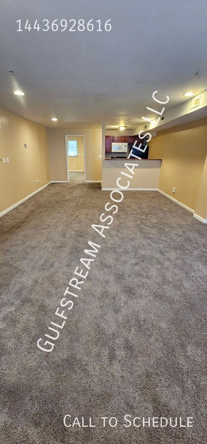 219 1/2 E N AVE