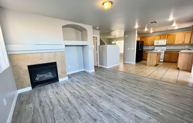 Gorgeous 5 bedroom home with a den located on Decatur & Windmill In the Pinecrest Community!