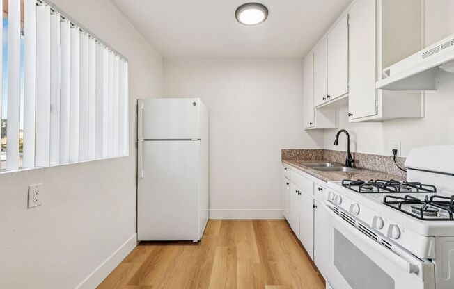 2 beds, 1 bath, 700 sqft, $1,650, Unit 950-2012