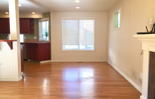 Spacious Leschi Ridge Townhome w/ 2 Car Garage!