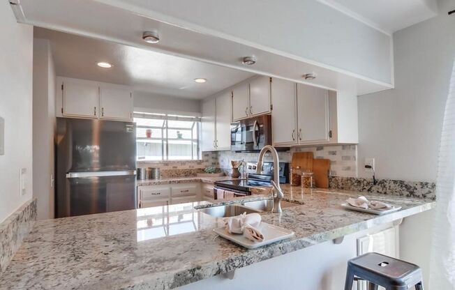 Spacious 2 Bedroom, 2.5 Bath Townhome - Pet Friendly with Modern Amenities!
