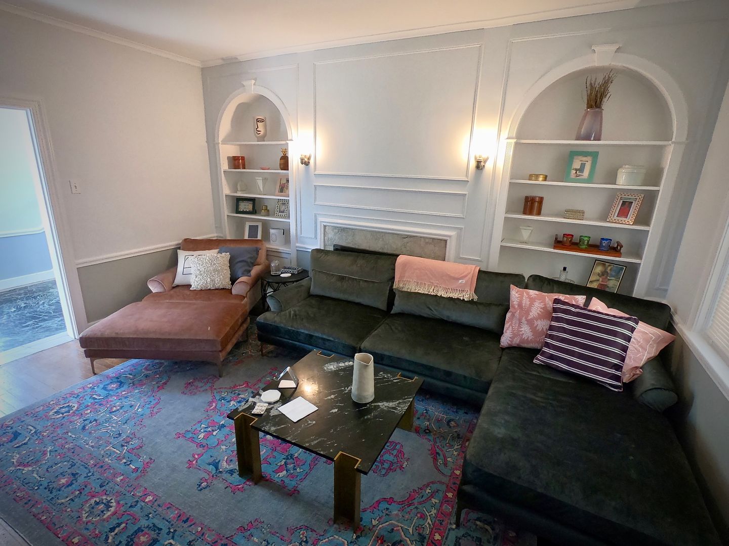 9/1 Beautiful Hidden GEM. 2 Blocks from Walnut. Garage. Fenced Yard.