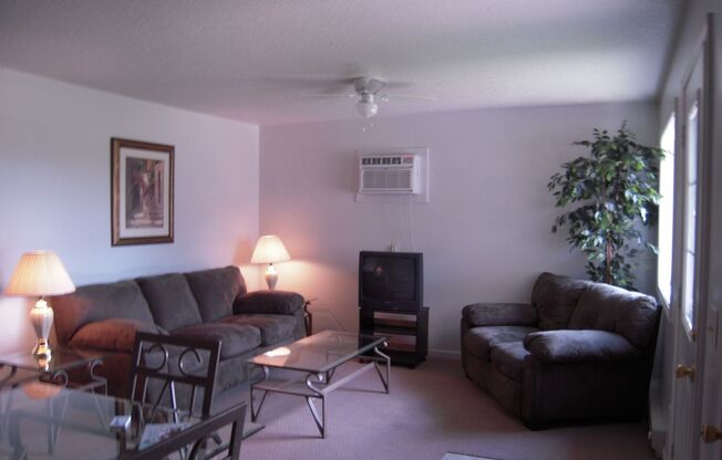 3 beds, 1 bath, 1,008 sqft, $925, Unit 603 E. Ayers