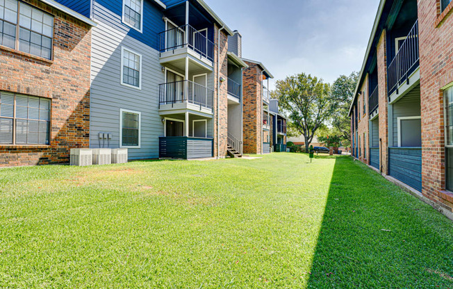 the preserve at ballantyne commons yard and apartment buildings