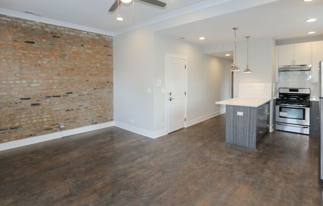 2 beds, 1 bath, 755 sqft, $3,100, Unit 3915-3S