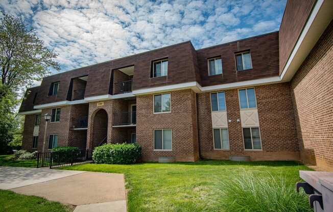 Oakton Park Apartments Building Exterior 42