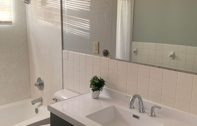 Stunning 3 Bedroom 2 Bathroom Townhome in Robbinsdale!