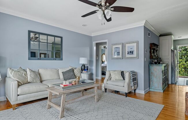 Beautiful 2bd/1ba Condo in VA Highlands w/ Balcony and Pool!!