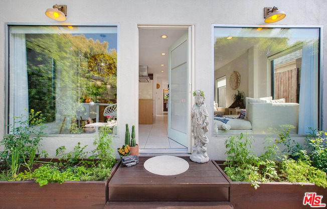 330 VENICE WAY
