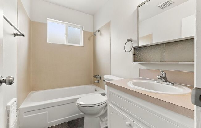 1 bed, 1 bath, 657 sqft, $1,300, Unit .