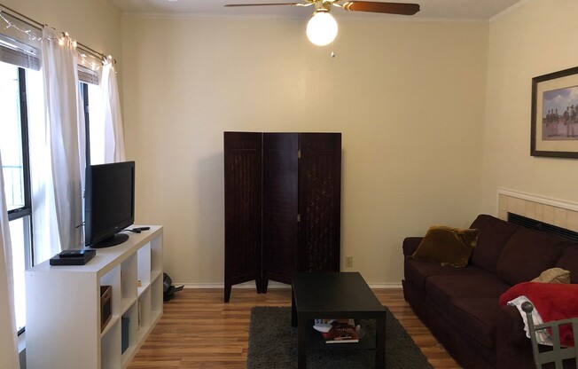 UT PRE LEASE: West Campus 2 bed / 2 bath, 2 RSVD parking, 2 blocks to UT Austin