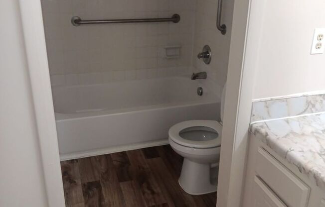 2 beds, 1 bath, 925 sqft, $1,085, Unit X03