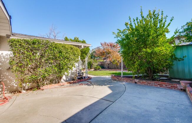 Hardwood Floors- Top Moreland SCH- SM Dogs Welcome- Close to Apple