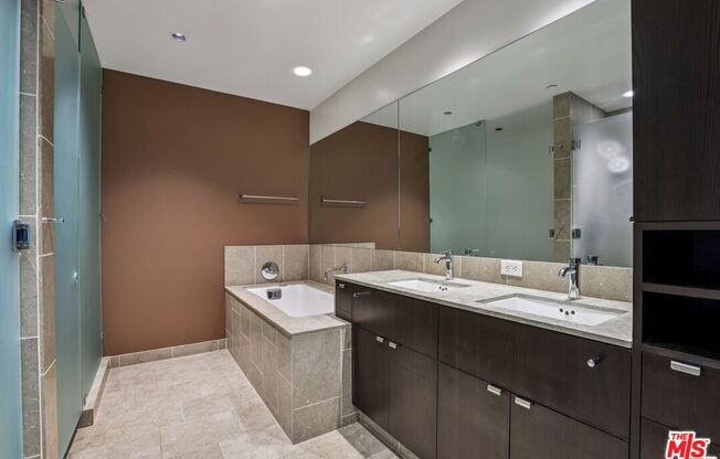 2 beds, 2.5 baths, 2,000 sqft, $7,995, Unit 5A