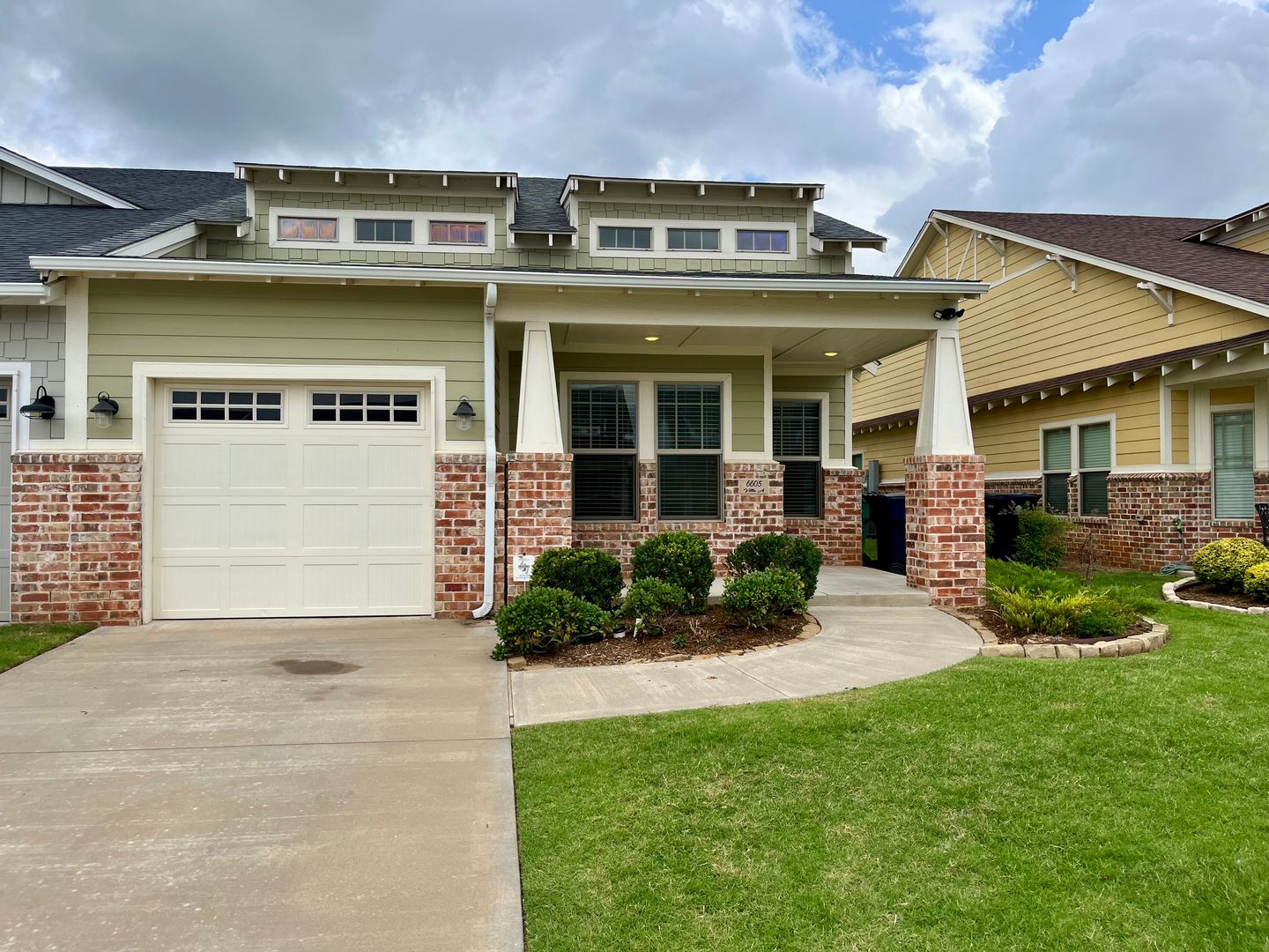 Large 3 Bed, 2 Bath in Beautifully Well-Maintained Neighborhood