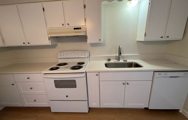 2 beds, 1 bath, 845 sqft, $1,625, Unit 28