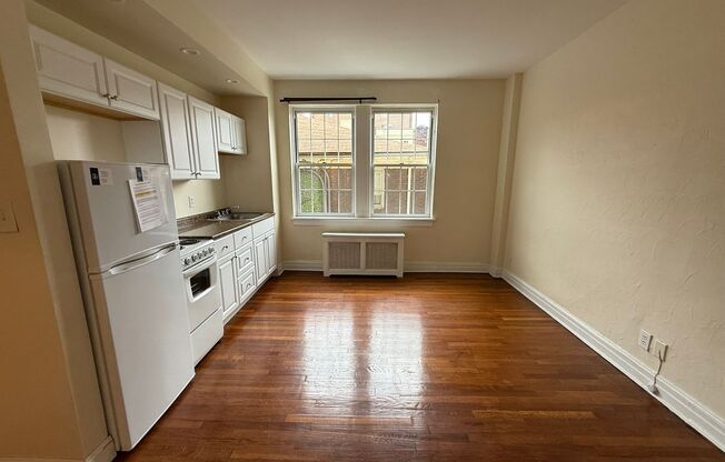 Studio, 1 bath, 294 sqft, $1,175, Unit New King Edward  3B7