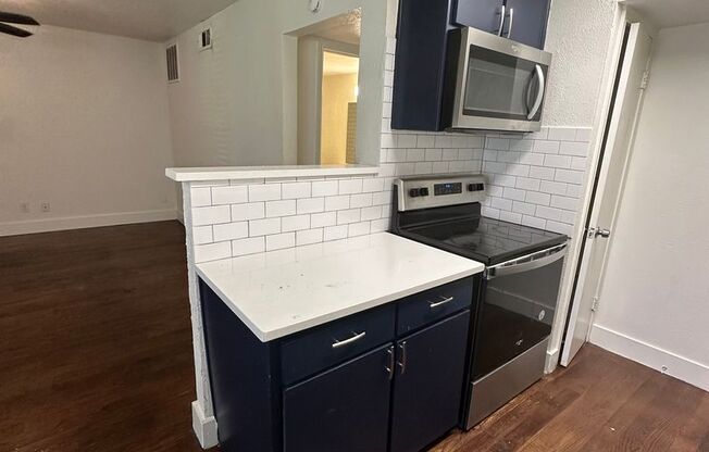 1 bed, 1 bath, 690 sqft, $895, Unit 108