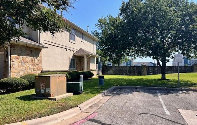 Luxury Living in North Austin / Condominium / Gated Community / 3 bedrooms / 2 car garage