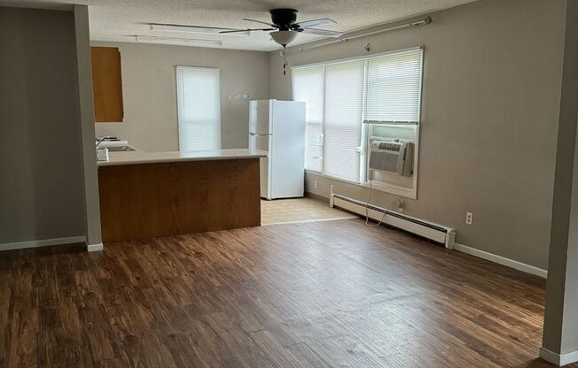 3 beds, 1 bath, $975, Unit 9