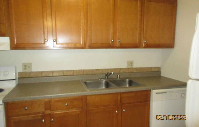 2 beds, 1 bath, $1,075, Unit 15621 - 03