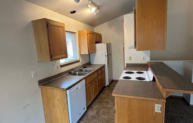 Close to COCC! 3 Bdrm Townhouse, W/D Hookups, Water/Sewer Paid, Single Garage