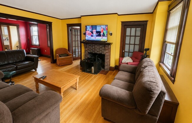 3 beds, 1 bath, 1,300 sqft, $2,800, Unit 2