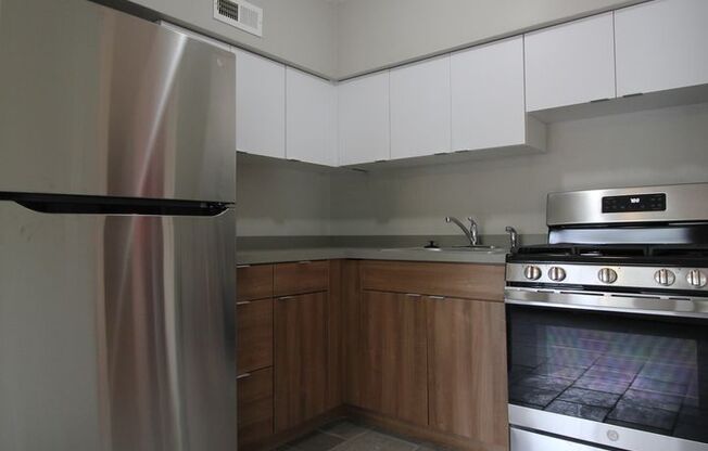 2 beds, 1 bath, 850 sqft, $1,395, Unit 200