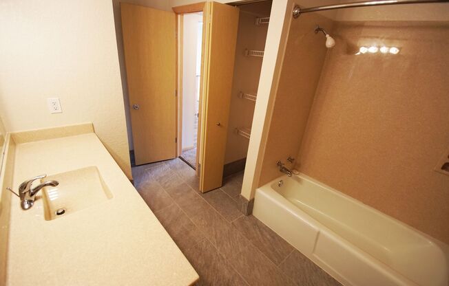 1 bed, 1 bath, 780 sqft, $1,374, Unit 410