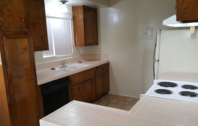 2 beds, 2 baths, 775 sqft, $2,550, Unit B