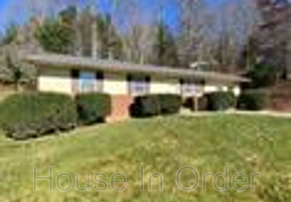 4 WESTWOOD DR