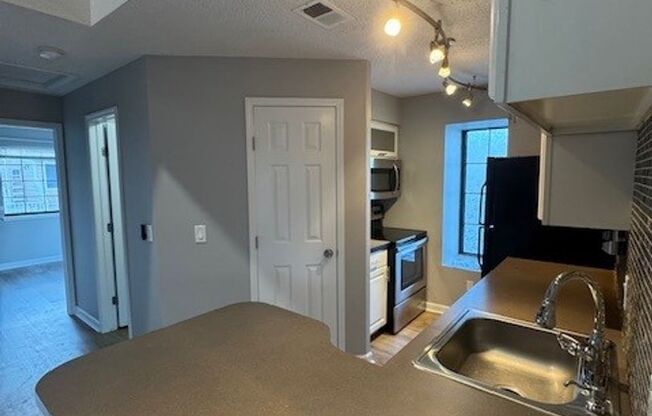 2 beds, 1 bath, $2,200, Unit # #F