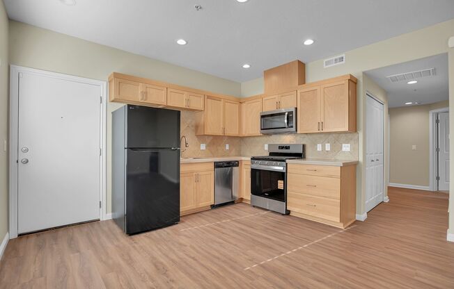 2 beds, 2 baths, 916 sqft, $1,595, Unit 144-34101