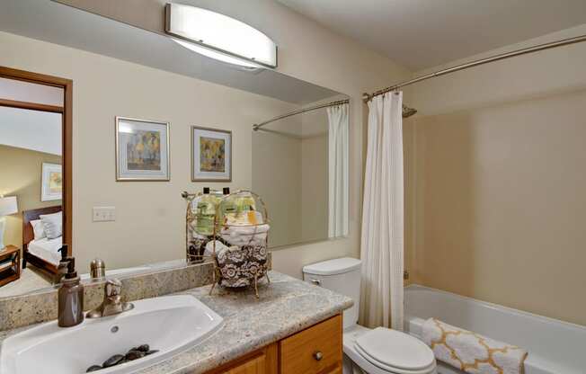 Island Park bathroom Apartments in Kent, WA