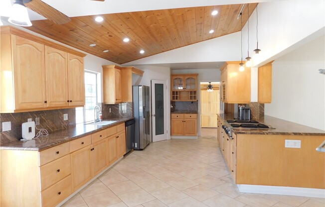 8535 PASO ROBLES AVE
