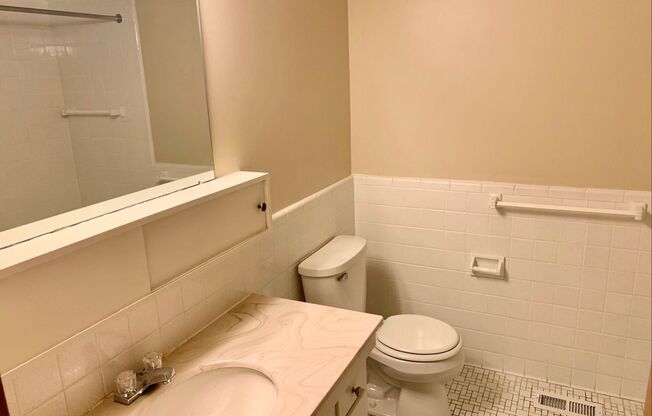 Indian Village Apartments - 1 bed 1 bath ground floor with patio