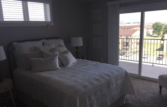 3 beds, 2.5 baths, $2,395, Unit 343