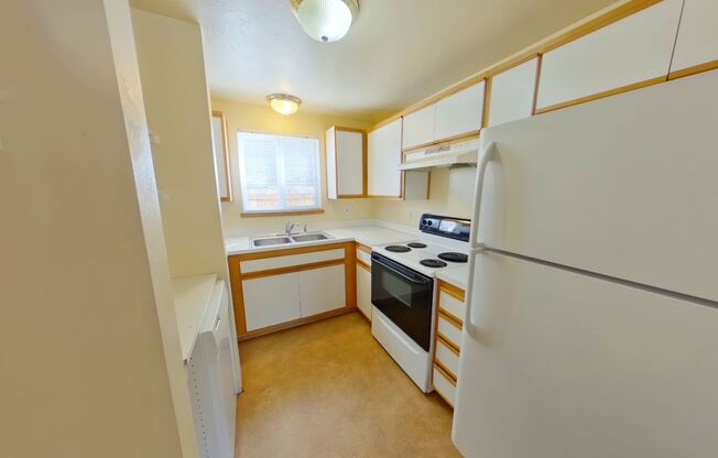 2 beds, 1 bath, $1,600, Unit 1693 Patterson Alley #2