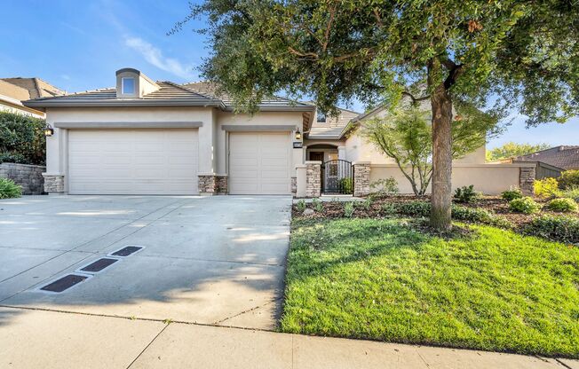 Gorgeous Single Story Home with a Sparkling Pool and Spa!